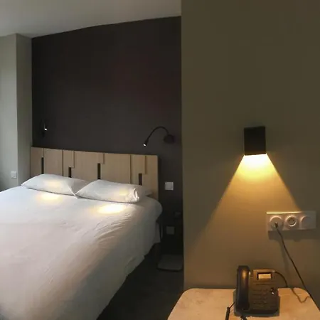 - Restaurant Les 3 Piliers Hotel Le Boupère