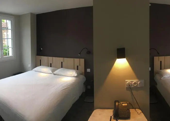 - Restaurant Les 3 Piliers Hotel Le Boupère