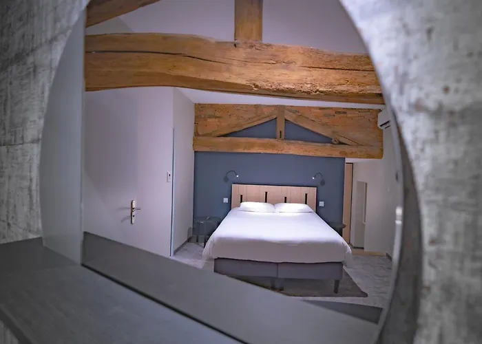 - Restaurant Les 3 Piliers Hotel Le Boupère